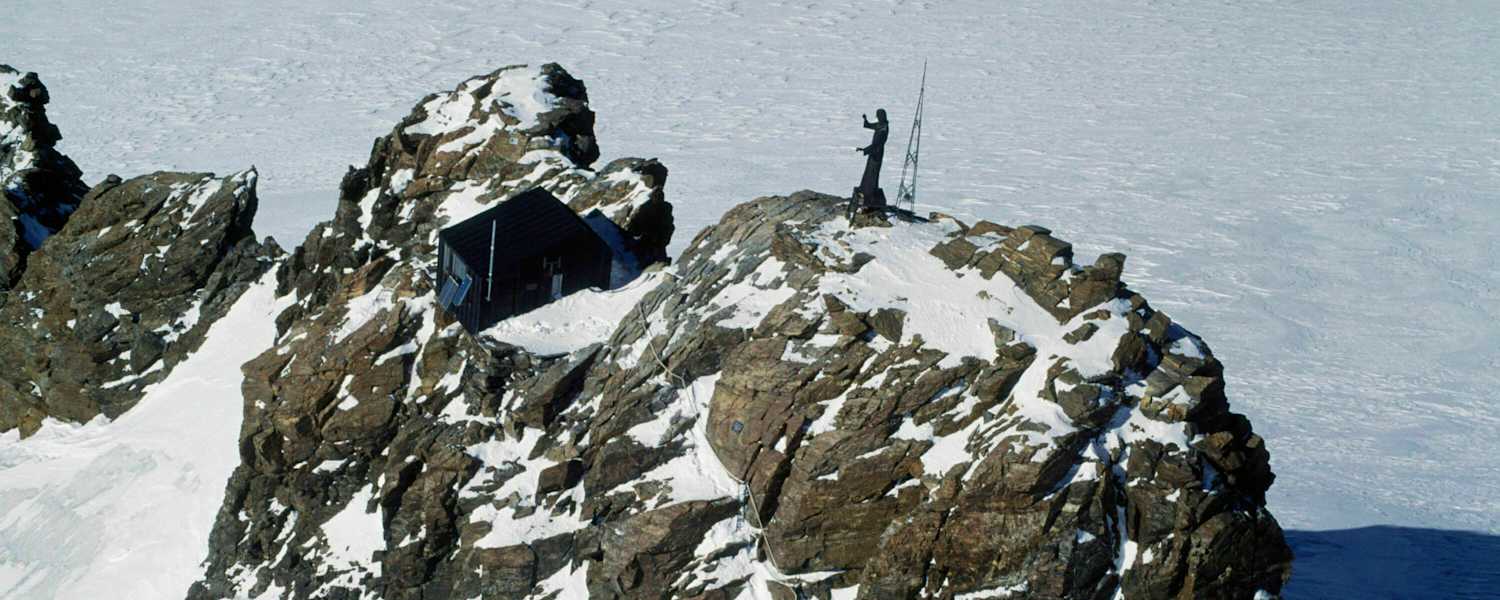 Balmenhorn im Monte-Rosa-Massiv mit Christusstatue und Biwak