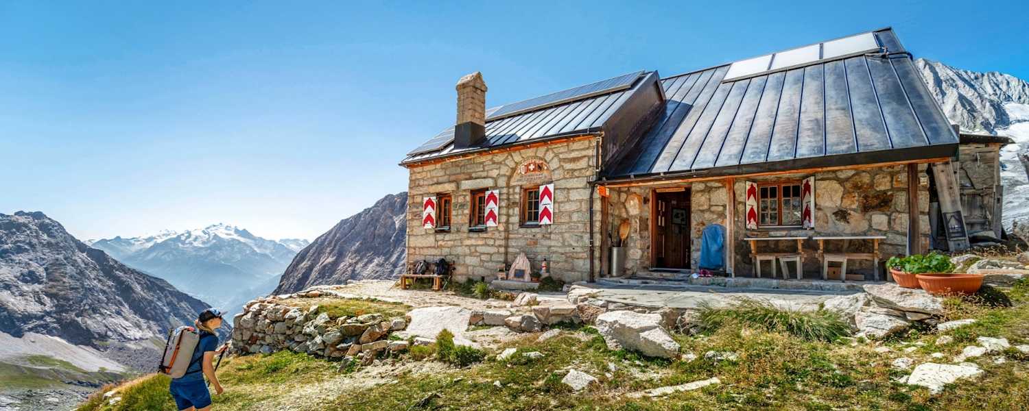 Der Bergsteiger erreicht die Hütte.