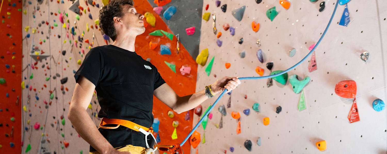 So sicherst du beim Sportklettern richtig: in der Halle und am Fels