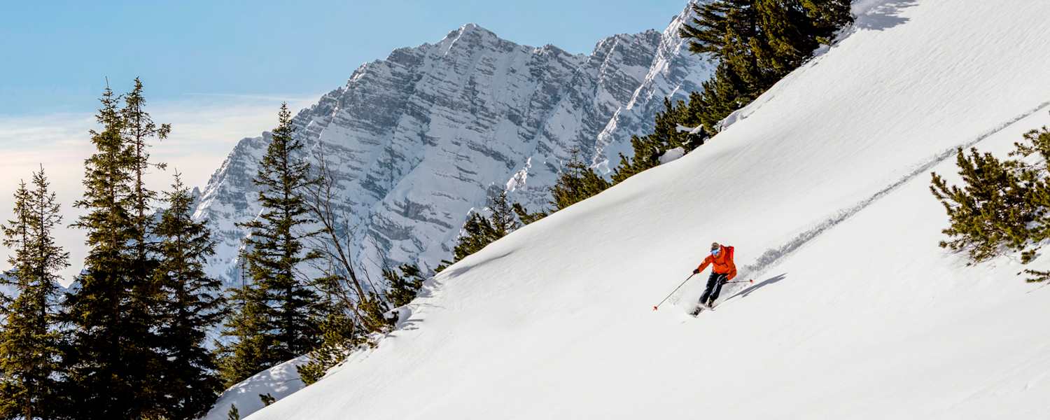 Schifahrer zieht die ersten Spuren im Neuschnee