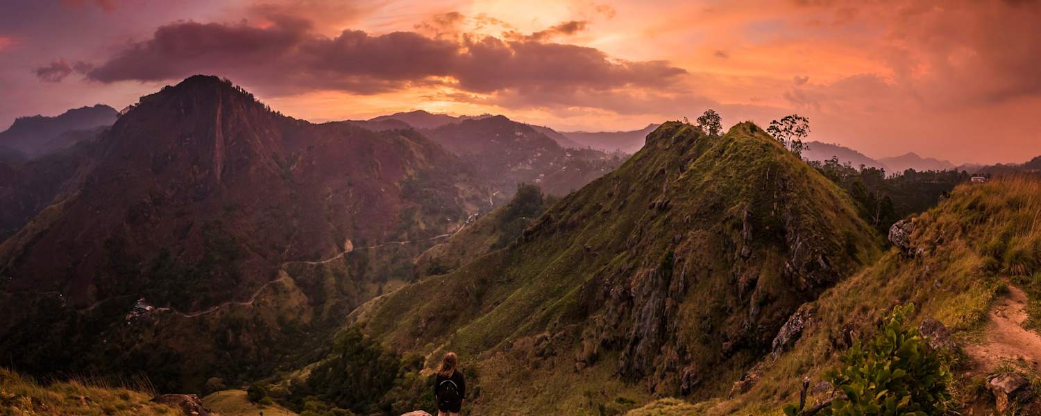 Natur: Frau vor Bergpanorama