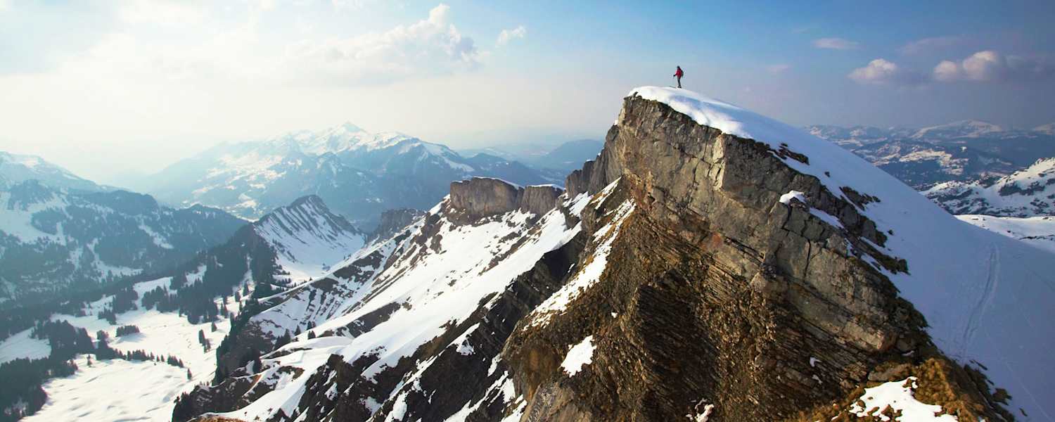 Österreich: Bergsteiger vor Alpenpanorama