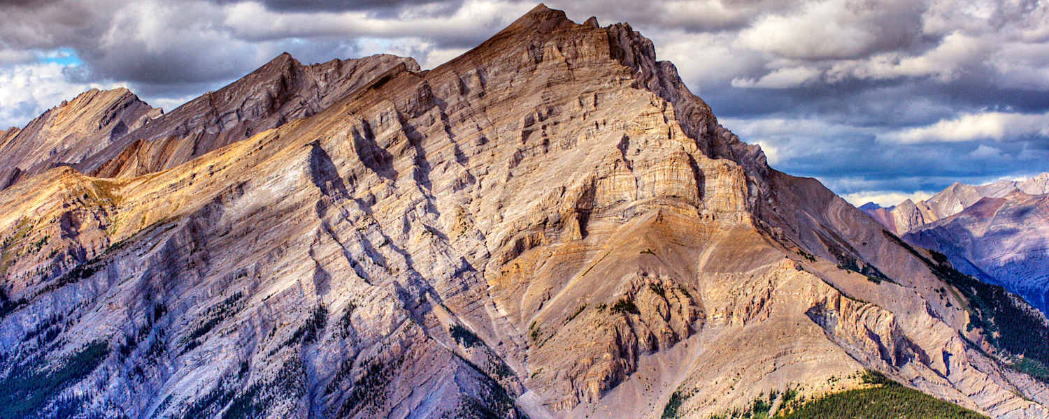 Felsiger Berg unter lila Himmel
