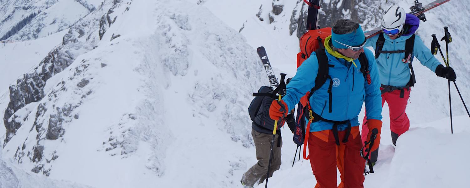 Alpine Jobs: Bergführer mit Gruppe auf Skitour