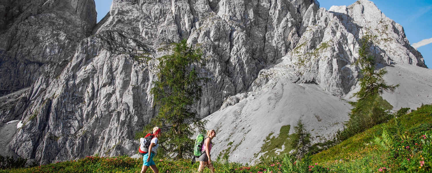 Zwei Bergsteiger am Weg zum Gipfel.