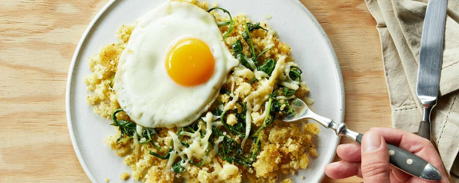 Riebelmais mit Rauke und Bergkäse