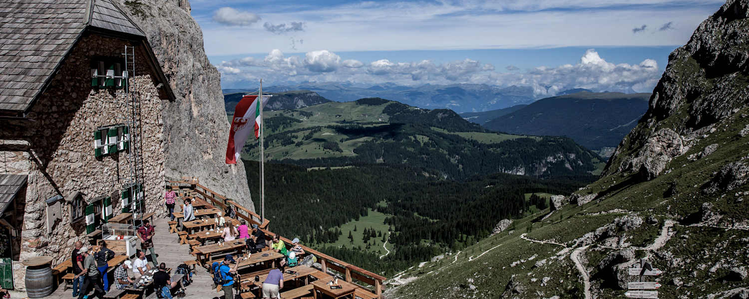 Auf der Sonnenterrasse der Langkofelhütte: die Seiser Alm zu Füßen.