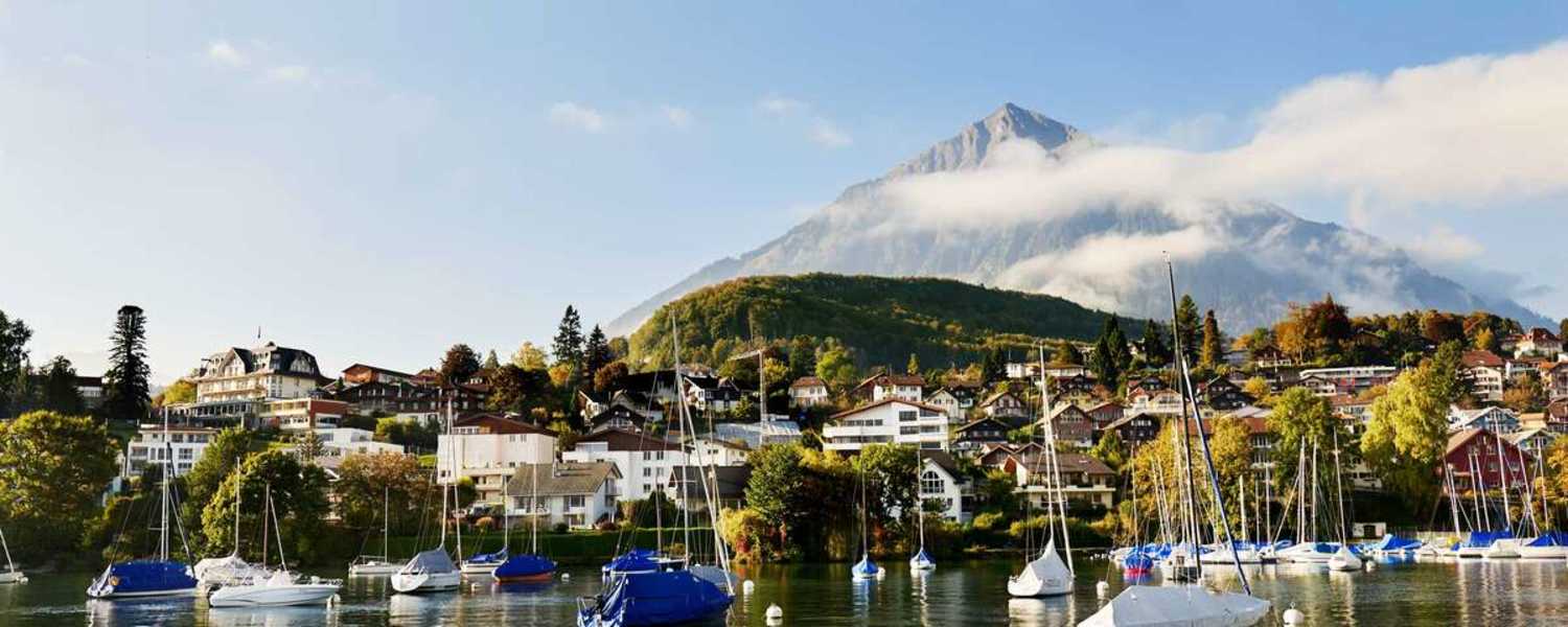 Der Thunersee mit dem Gipfel des Niesen (2.362 m) im Hintergrund