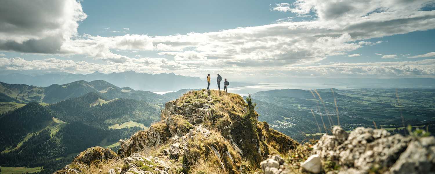 Drei Bergsteiger auf einem Gipfel der Voralpen im Kanton Freiburg.