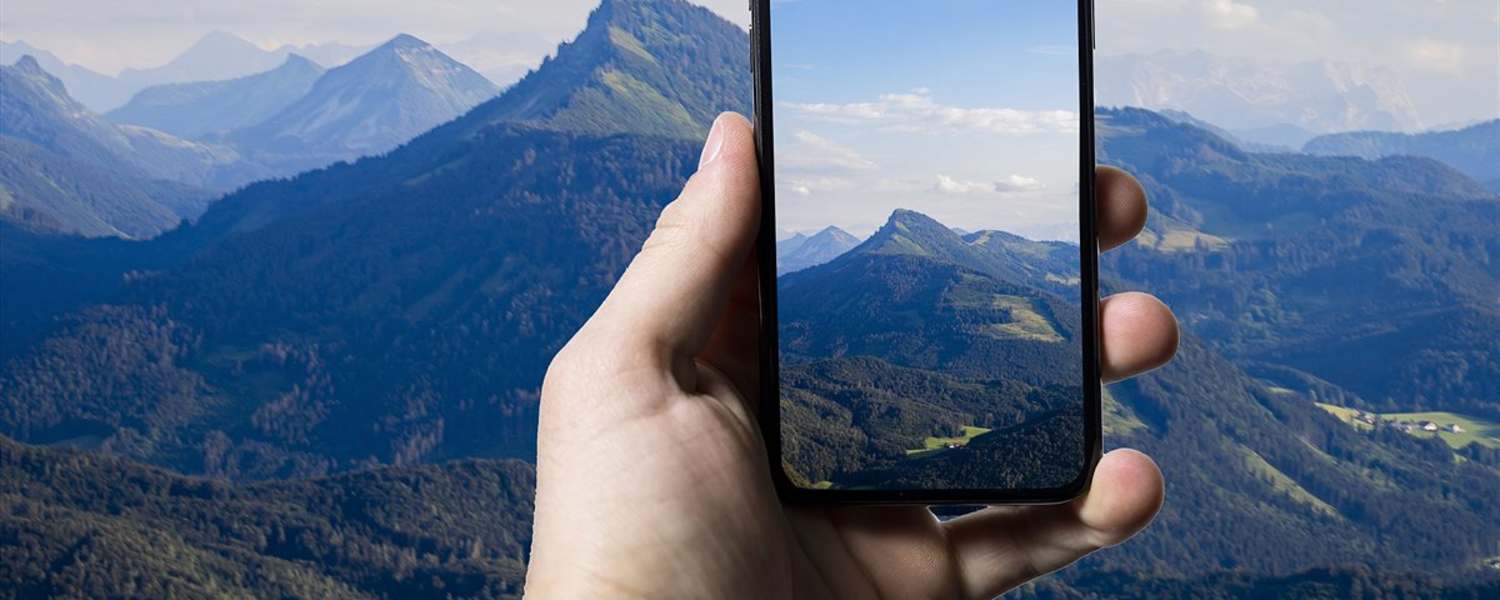 Smartphone in den Bergen