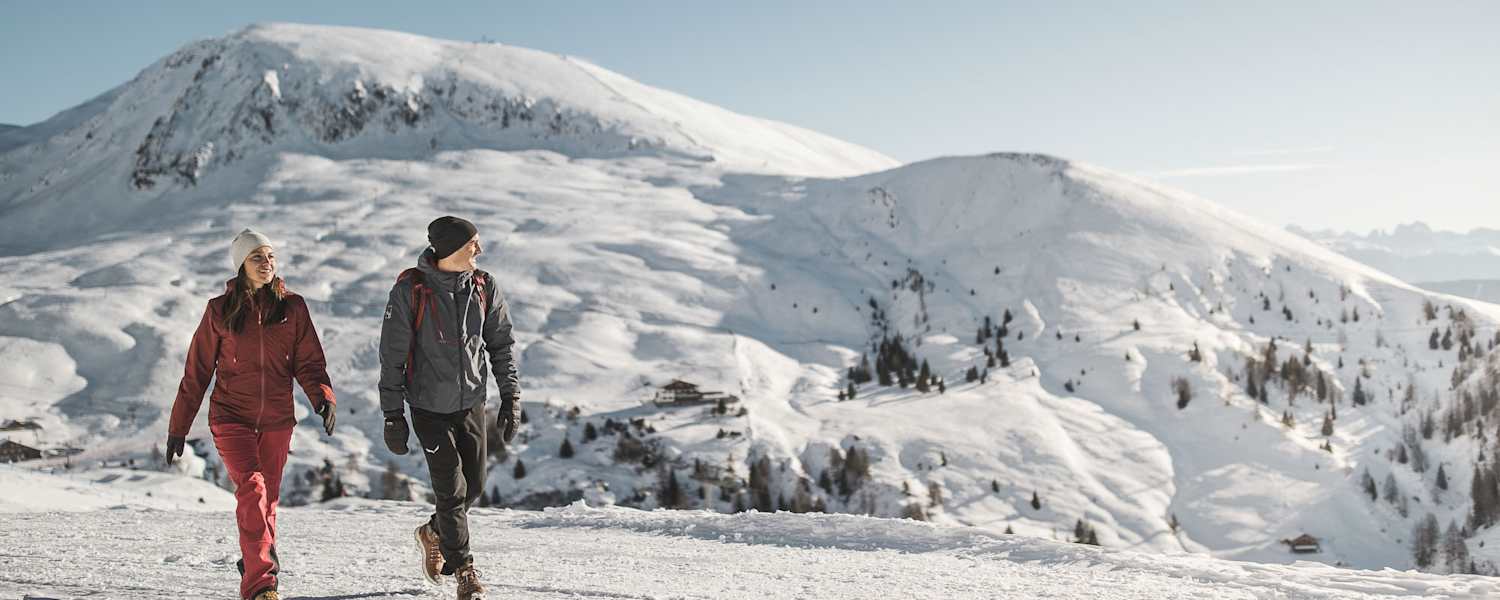 Winterspaziergang durch Meran & Umgebung: In der schneeweißen Natur entfaltet sich die unberührte Idylle, perfekt für entspannte Momente.