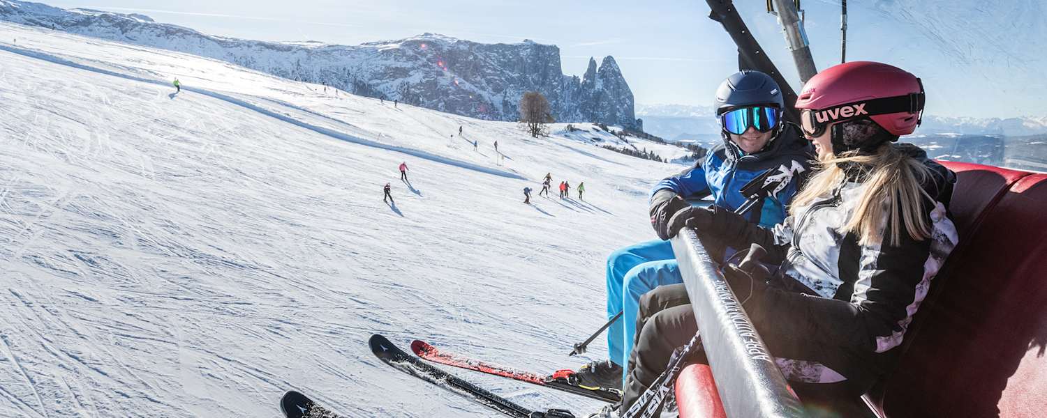 Hoch über der Piste die Seele baumeln lassen, während die Sonne auf den glitzernden Schnee scheint - das ist in der Dolomitenregion Seiser Alm möglich.