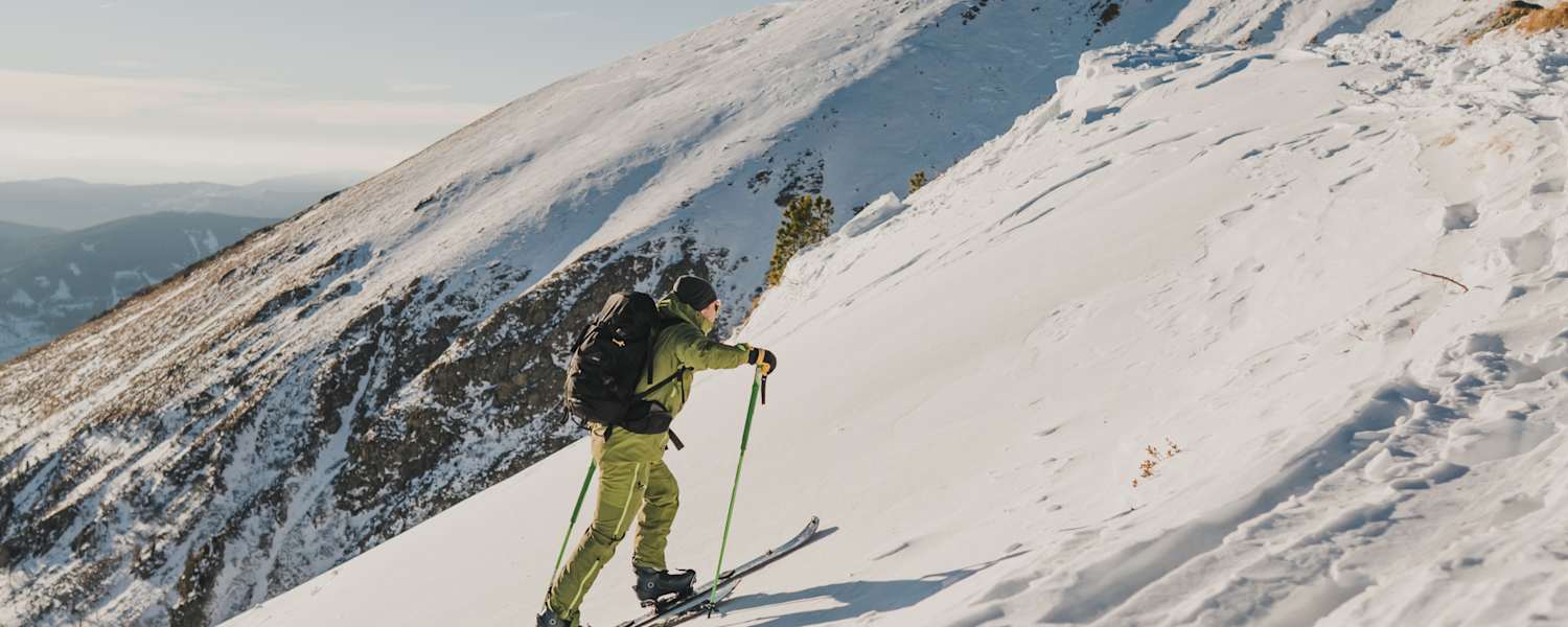 Immer am Boden bleiben: Wer die Ski bei jedem Schritt anhebt, verschenkt unnötig Energie. Viel effektiver: Ein gleichmäßiges Schlurfen. Und die g`schmackigen Salami Sticks von Loidl – sie liefern wertvolle Proteine und geben im Aufstieg Kraft.