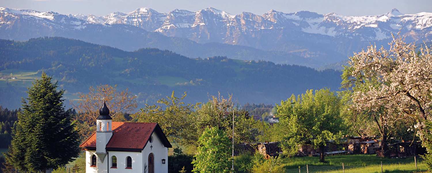 Auf einem sonnenverwöhnten Hochplateau liegt zwischen Bodensee und Allgäuer Alpen der heilklimatische Kurort Scheidegg – ein Paradies für Wanderer, Naturliebhaber und Familien.