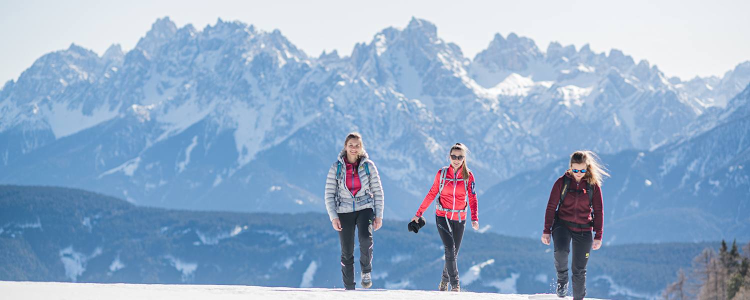 Drei Frauen beim Winterwandern im Gsiesertal