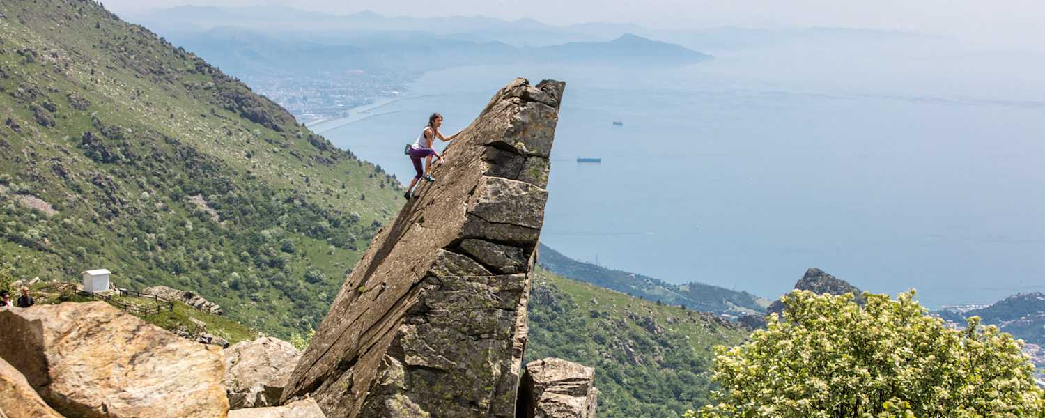 Felsnadel an der Ligurischen Küste