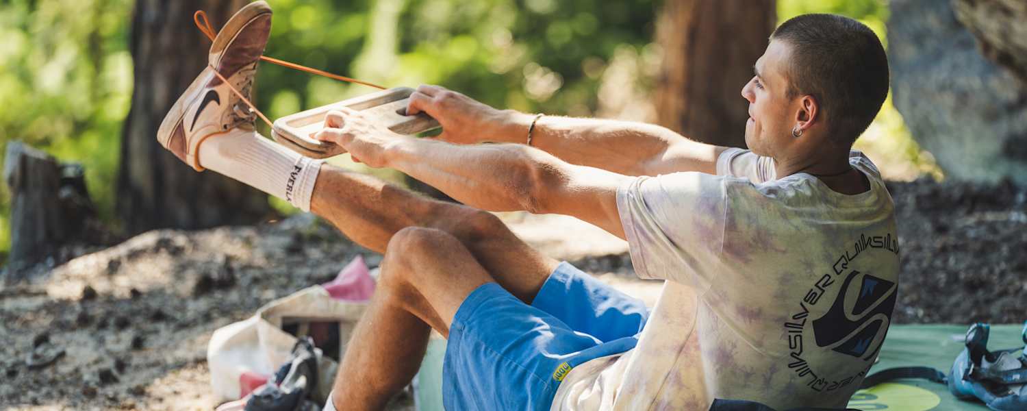 Paul Malzer beim Aufwärmen, Bouldern Wachau, Niederösterreich