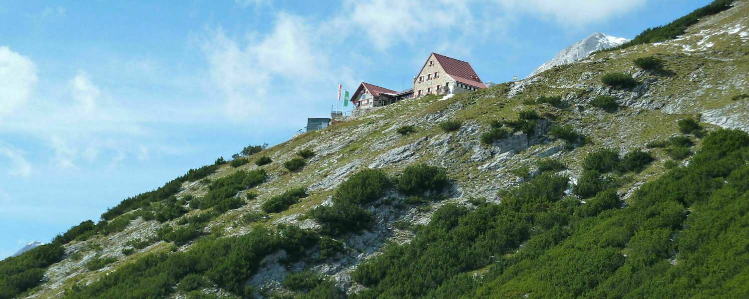 Die Bettelwurfhütte thront über dem Inntal.