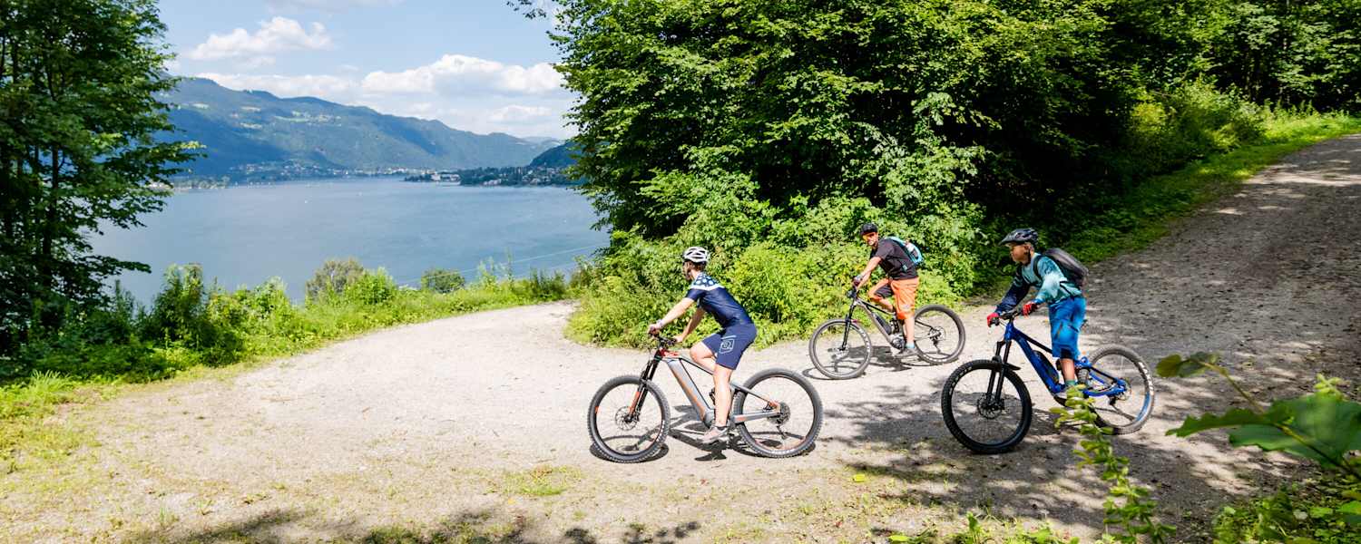 drei Mountainbiker am Ossiacher See