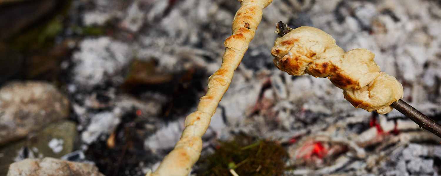 Den Teig für circa 10 Minuten über der Glut grillen