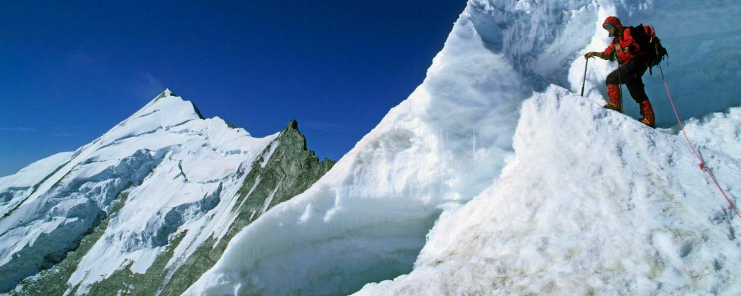 Schweiz: Bergsteigerin am Bishorn in den Walliser Alpen