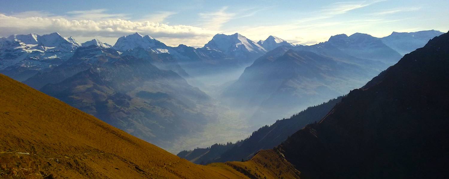 Wandern in den Berner Alpen: Blick in Richtung Kandersteg entlang der Tour auf den Niesen