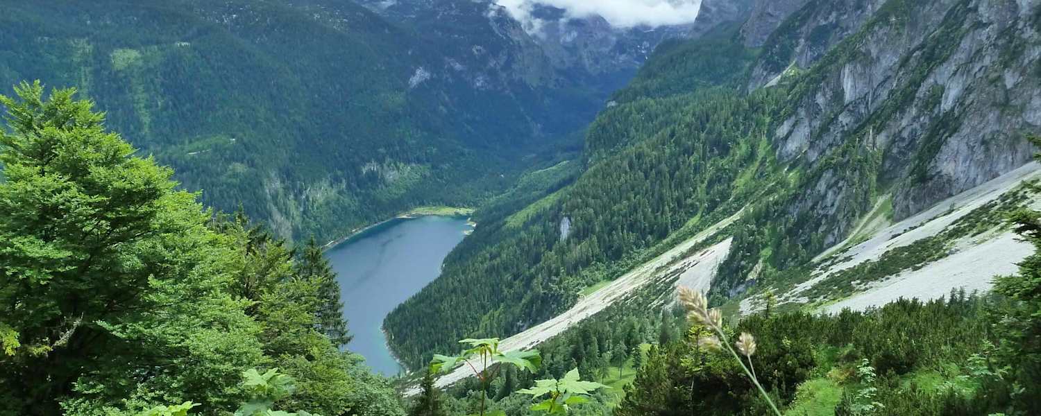 Blick von oben auf den Gosausee und die dahinter liegende Gosaulacke.