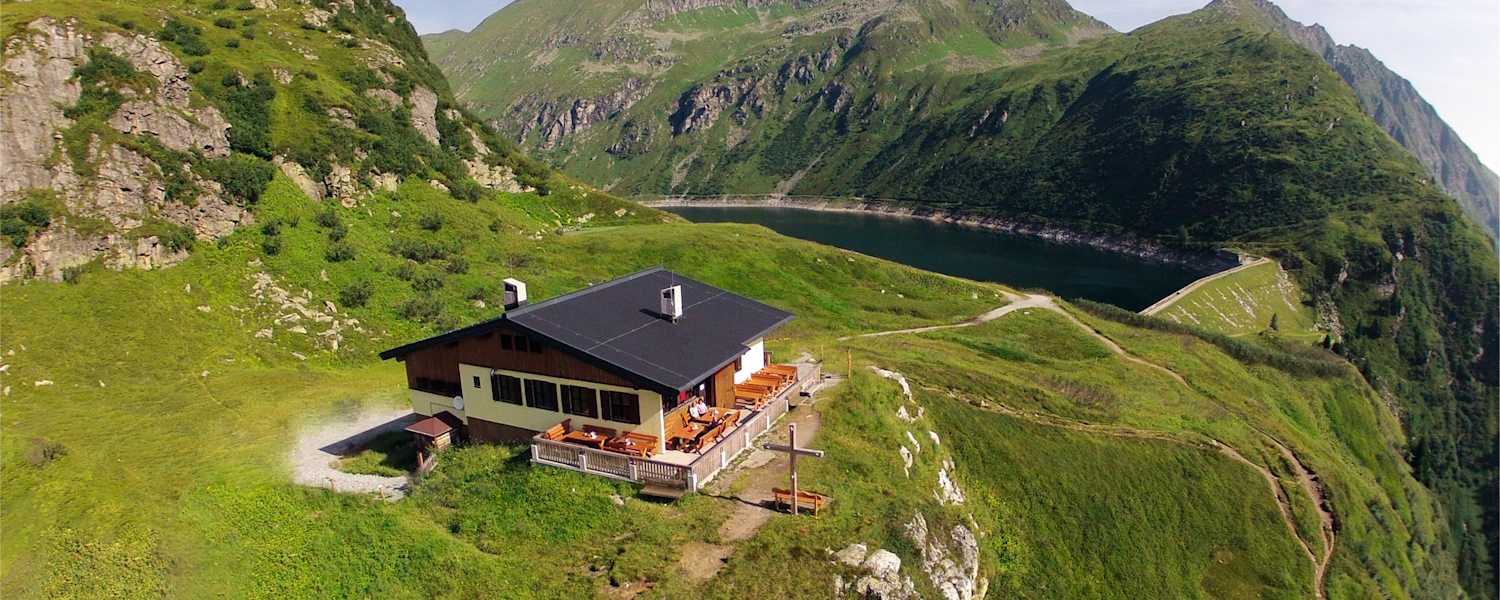 Bockhartseehütte mit See und Wiese