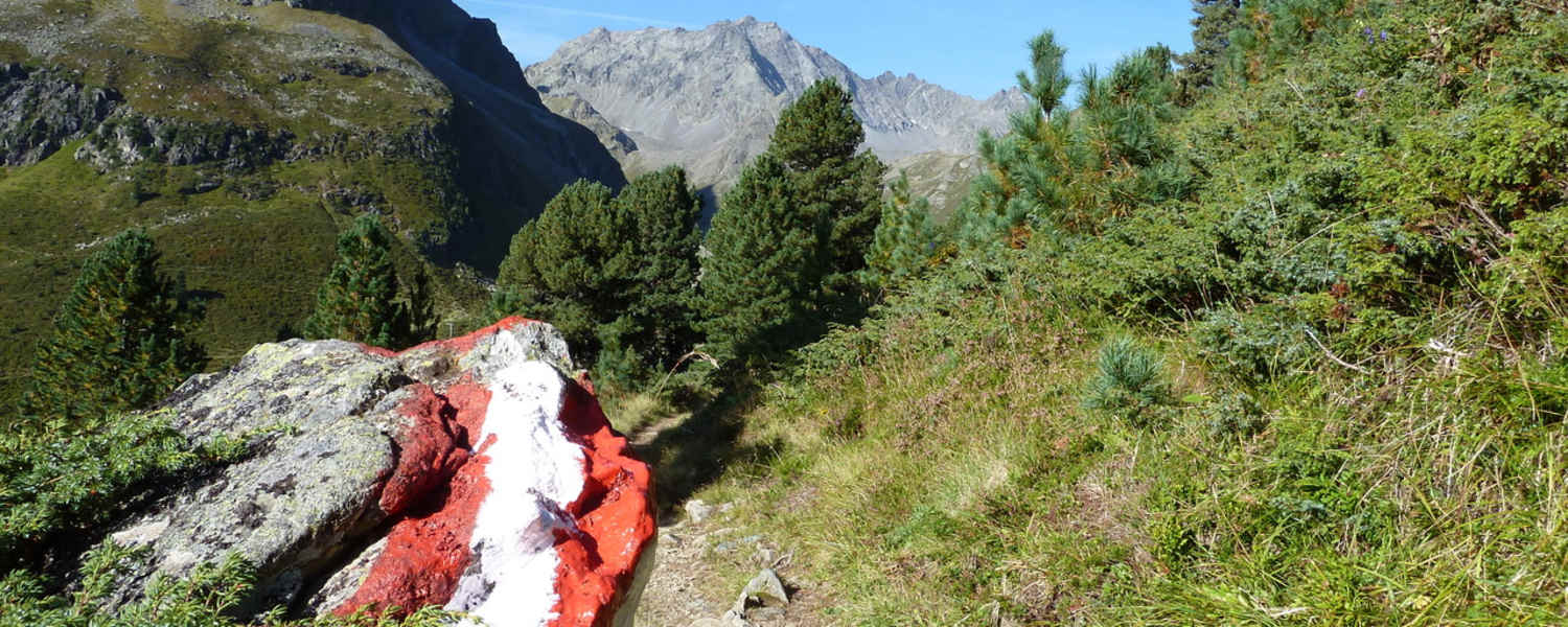 Bodenmarkierung eines Bergweges im Sellraintal in Tirol