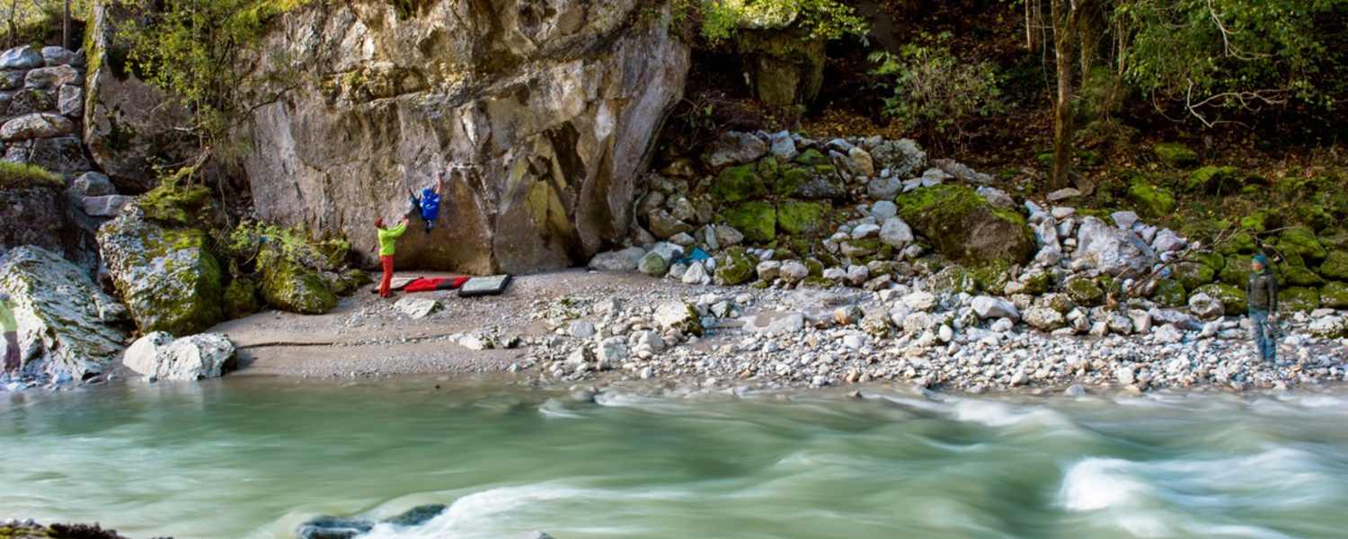 In den Bouldergebieten Fuchsloch und Bach bouldert es sich dank der kühlen Saalach selbst im Sommer hervorragend