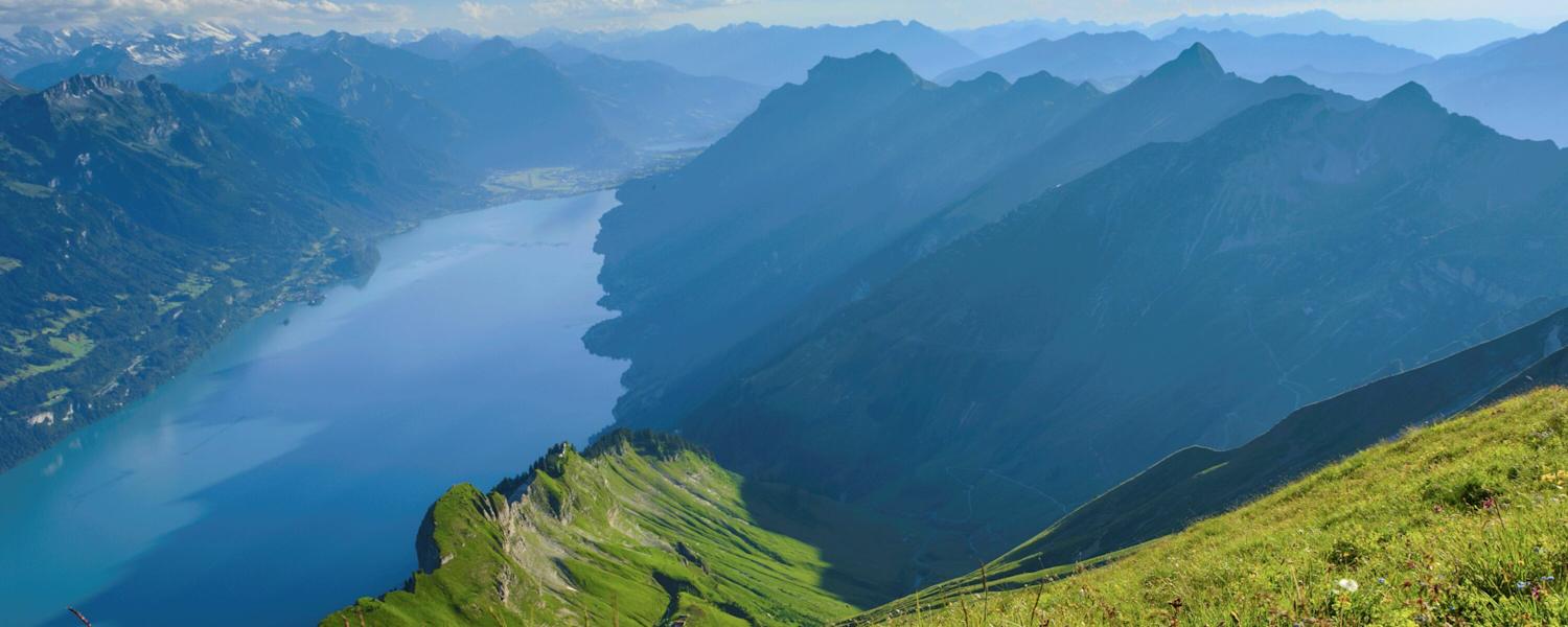 Berner Alpen: Blick auf den Brienzersee im Kanton Bern