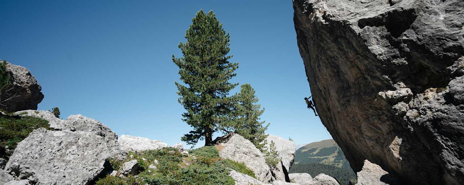 Ein Mann hängt in der Felswand.