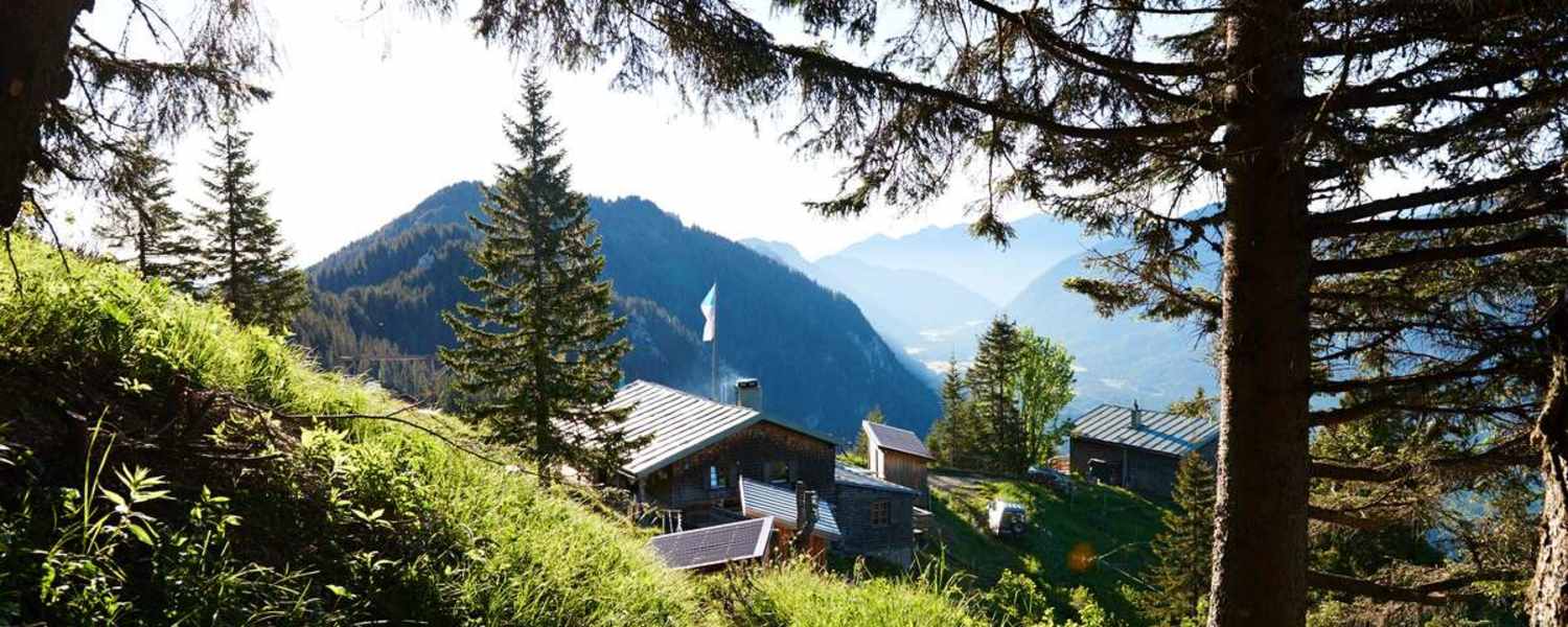 Die Brunnenkopfhütte (1.602 m) in Bayern