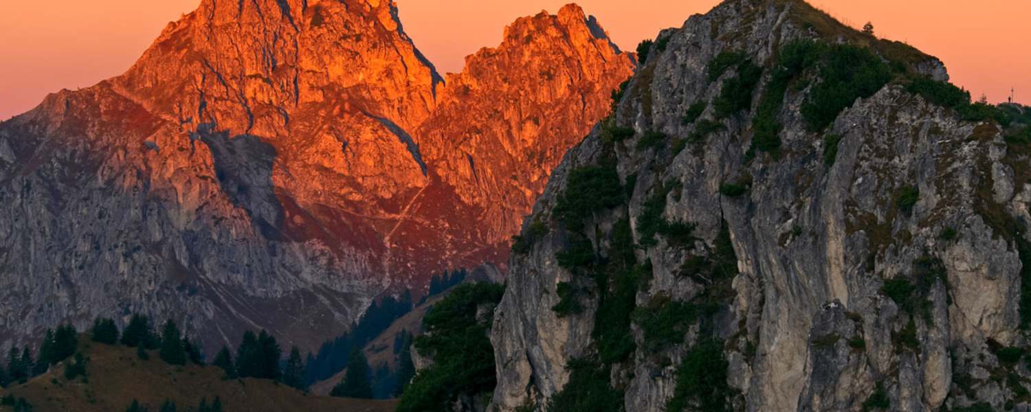 Blick vom Teufelstättkopf auf die Große Klammspitze (1.924 m) links und den Brunnenkopf (1.718 m) rechts in den Ammergauer Alpen 