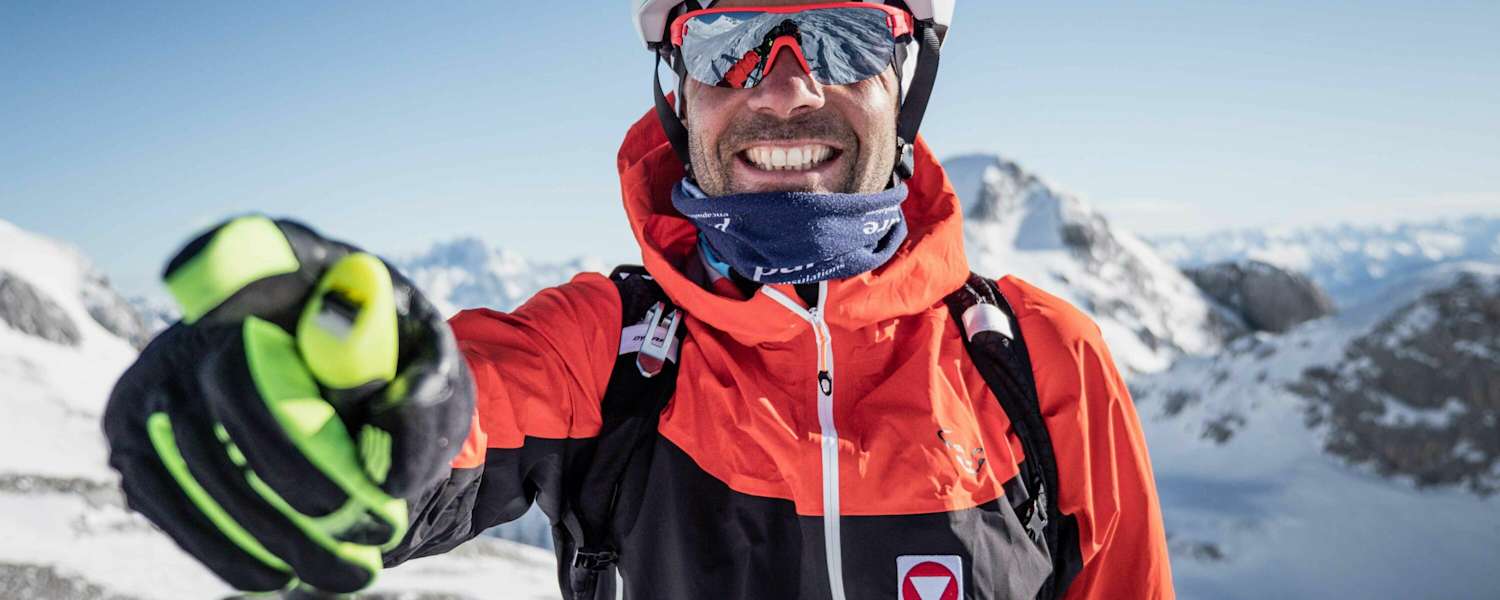 Egal wie viele Höhenmeter Anstieg noch vor ihm liegen, Jakob Herrmann hat stets einen Grinser im Gesicht. Hier auf Skitour im Tennengebirge