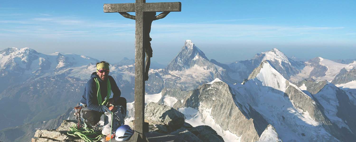 Christoph Hüthmair am Gipfel des Zinalrothorn (4.221 m) in den Walliser Alpen