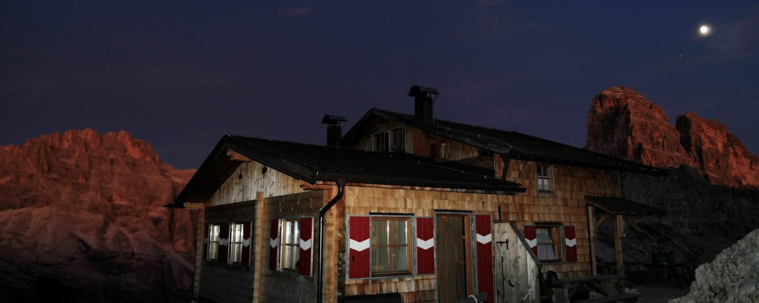 Büllelejochhütte in den Dolomiten in Südtirol bei Nacht