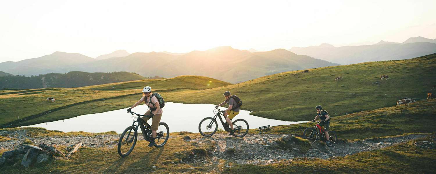 Spüre den Fahrtwind und die goldene Herbstsonne auf deiner Haut – bei der E-Bike Experience in Saalbach Hinterglemm Leogang Fieberbrunn steht das Erlebnis im Vordergrund.