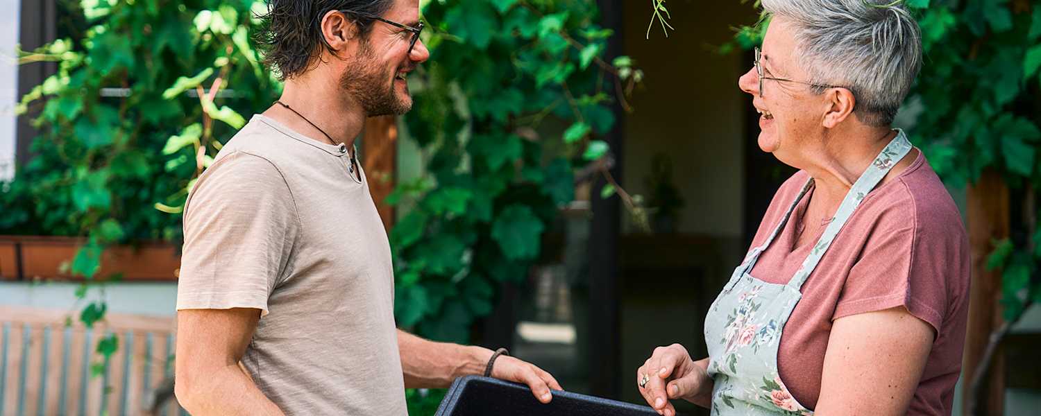Martin Temmel übergibt Fisch an Ilse Blachfellner-Mohri.