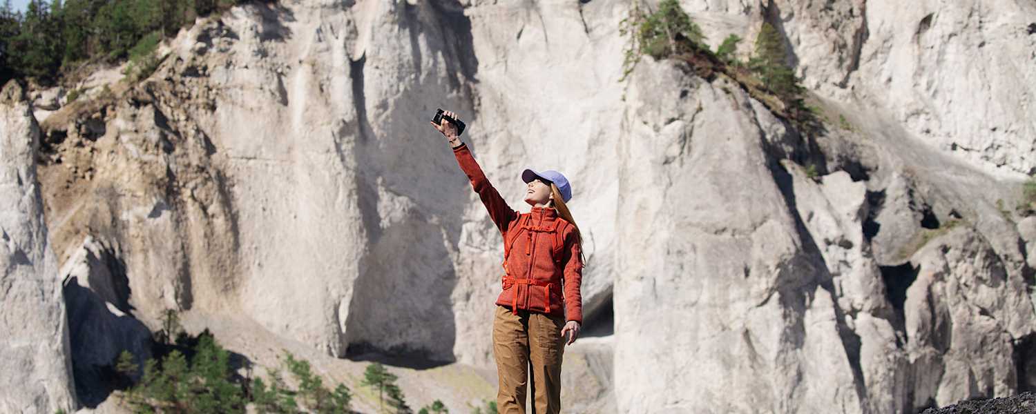 Die Auswahl an Outdoor-Bekleidung und Ausrüstung bei Zalando ist riesig: Da findet man alles, was man braucht. Rucksack: Norrøna, Jacke: Patagonia, Hose: Patagonia, Kappe: Peak Perfomance - alles via Zalando.