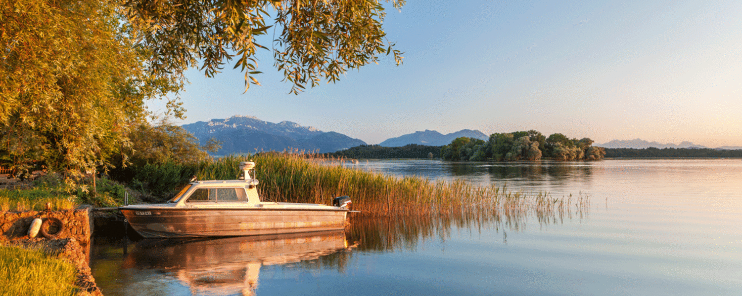 Campen am bayerischen Chiemsee mit den Chiemgauer Alpen und der Fraueninsel im Hintergrund