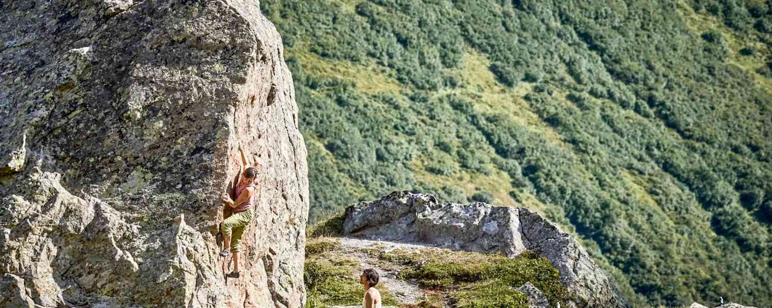 Kletterer beim Bouldern.
