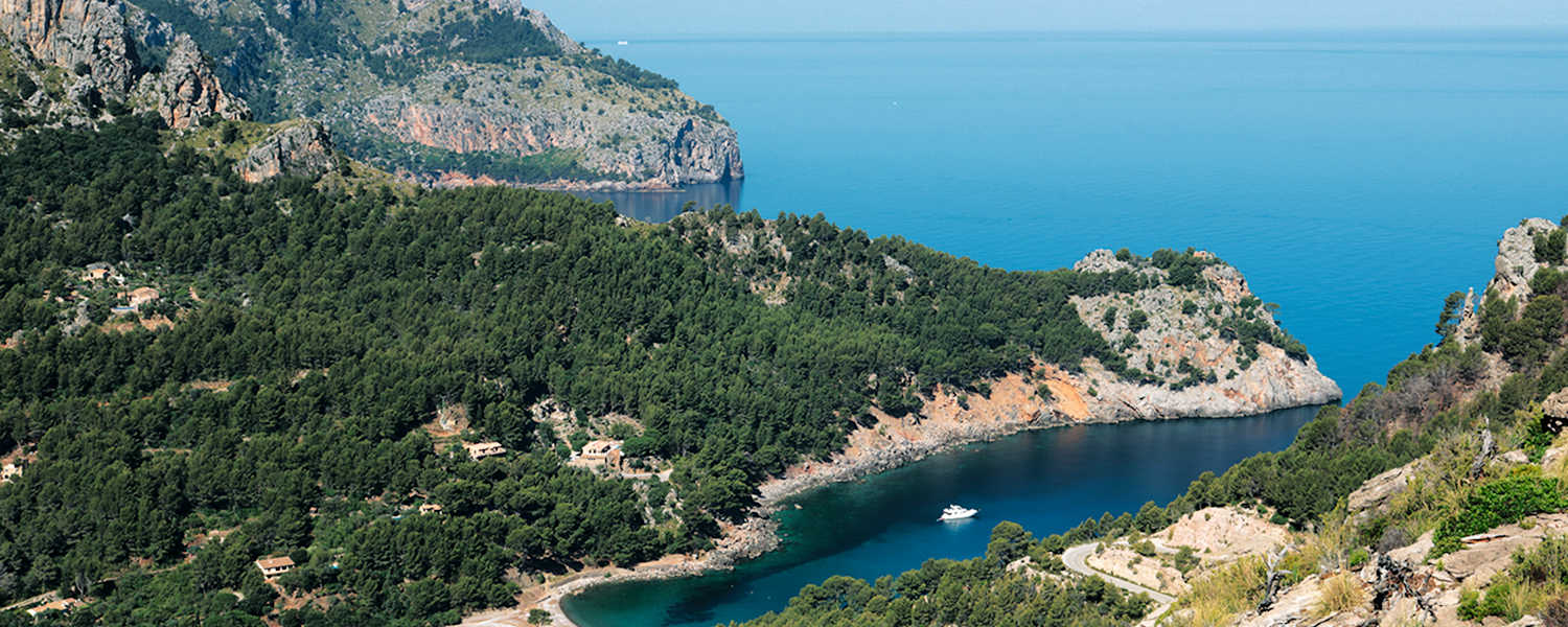 Beim Erwandern von Mallorcas Nordwestküste tut sich ein einzigartiger Ausblick auf Cala Tuent auf.