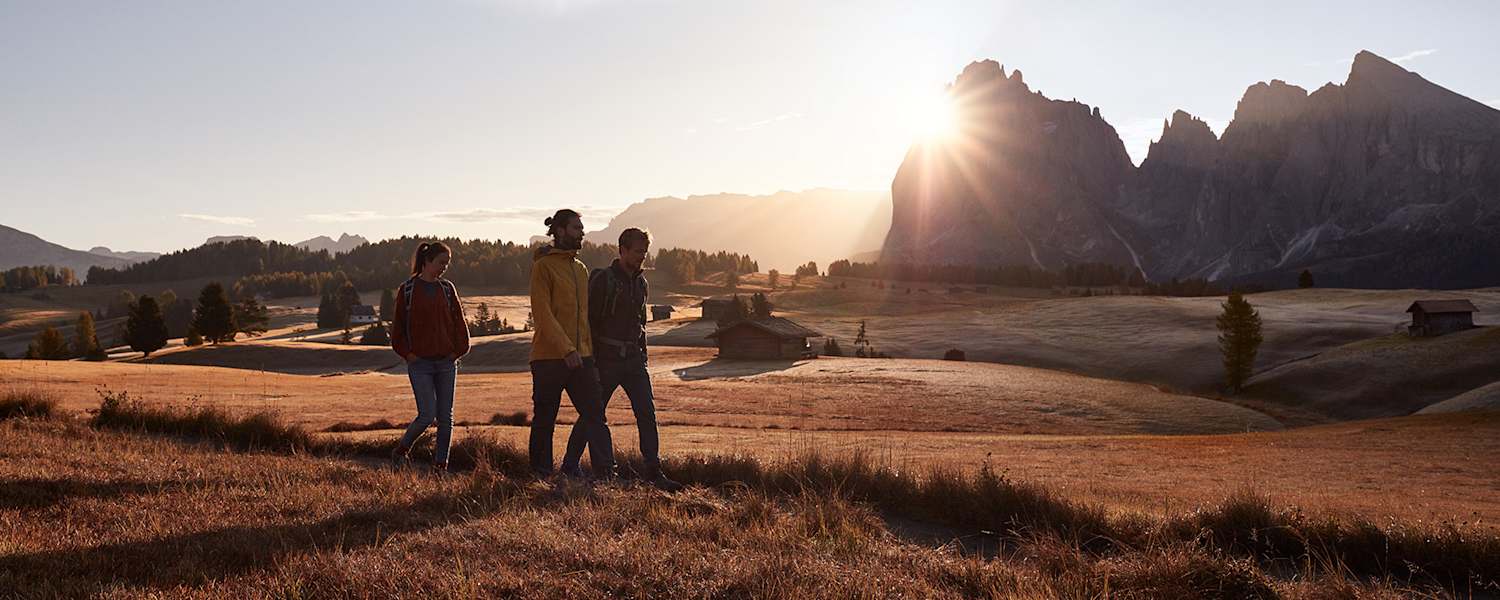 Die markanten Bergformationen der Dolomiten leuchten im Herbst besonders schön.