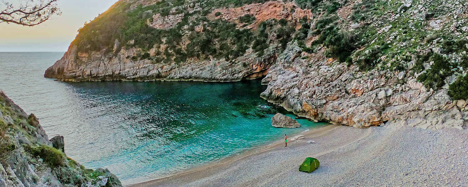 Zeltplatz in der Dafina-Bucht.