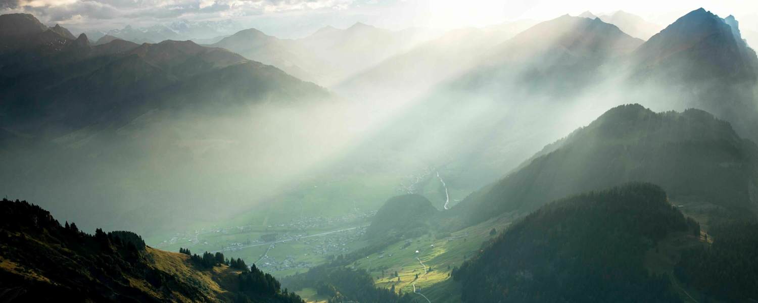 Blick über Damüls und den Diedamskopf (2.090 m) in Vorarlberg