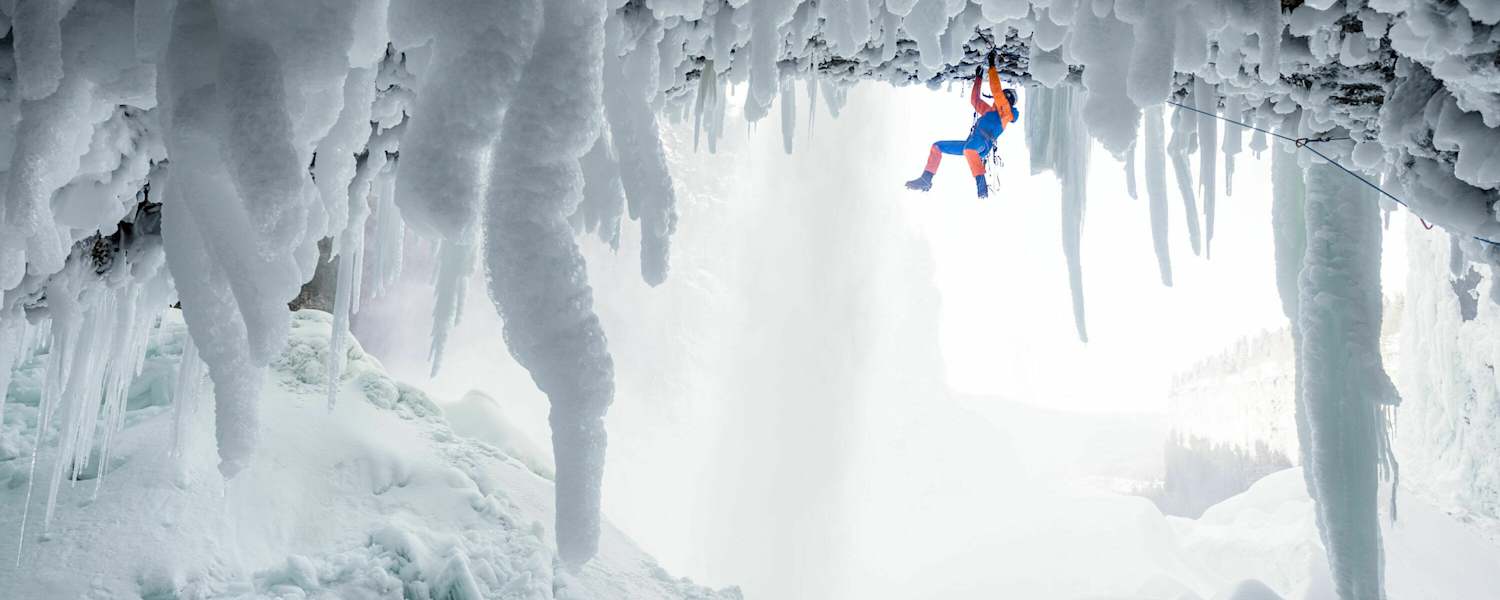 Alpinist Dani Arnold beim Eisklettern in Kanada