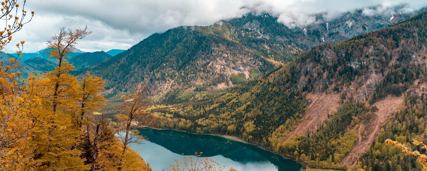 Vorderer Langbathsee an einem wolkigen Herbsttag