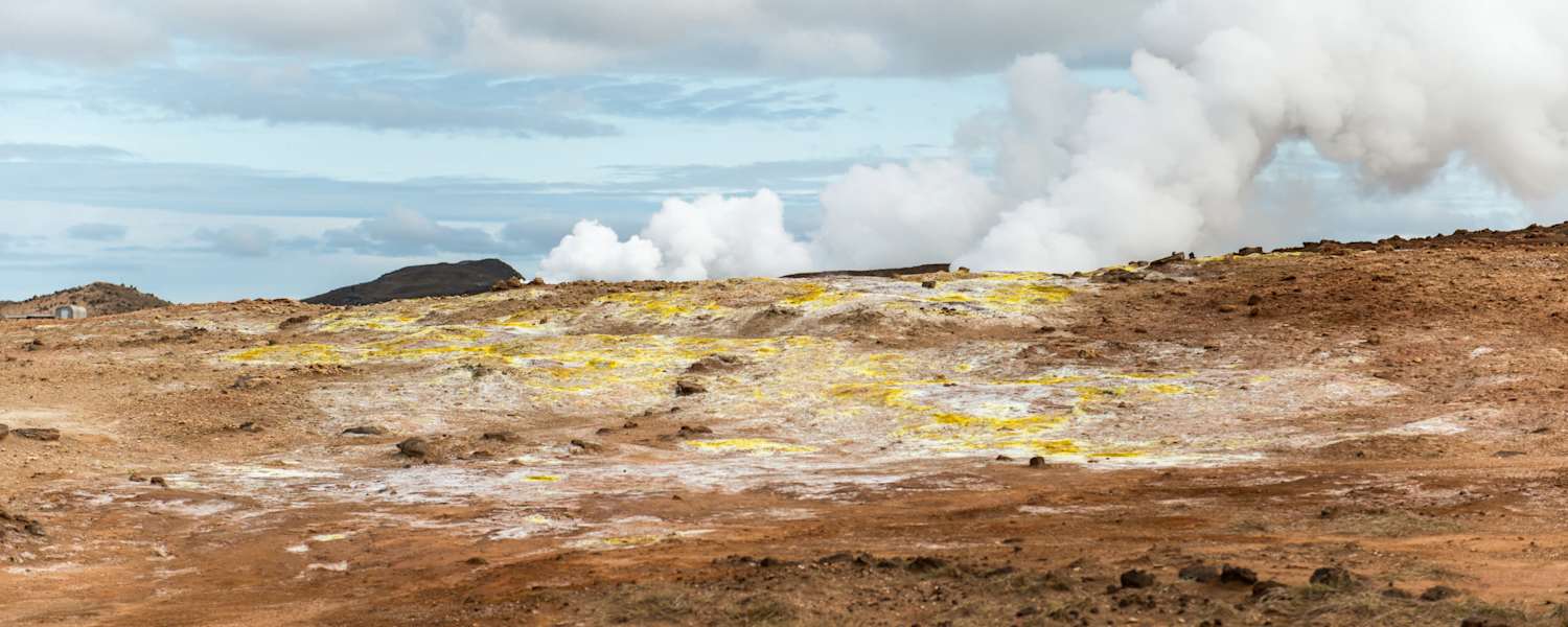 Die gelb-orange Landzunge von Reykjanes mit geothermalen Dämpfen.