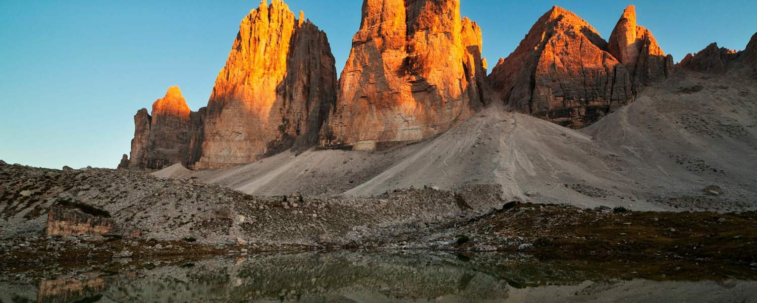 Die Drei Zinnen im sanften Abendrot in den Südtiroler Dolomiten